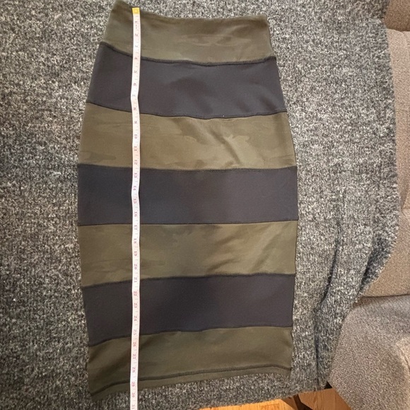Lululemon Sz 4 Yoga Over High-Waisted Pencil Skirt In Striped Green Camo/Black - Picture 7 of 8